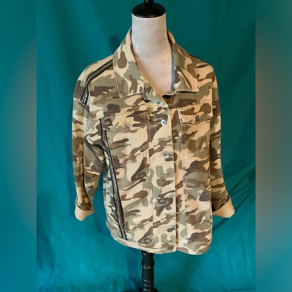 KENDALL + KYLIE, WOMENS’ SIZE LARGE CAMO BUTTON DOWN JACKET, EUC